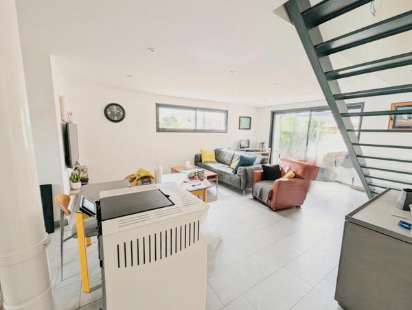 Villa 4 faces sur parcelle de 368 m² , 5 chambres, garage.