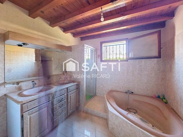 Maison en maçonnerie traditionnelle d'environ 144 m2 de type 5 avec piscine sur un terrain végétalisé de plus de 1450 m2.