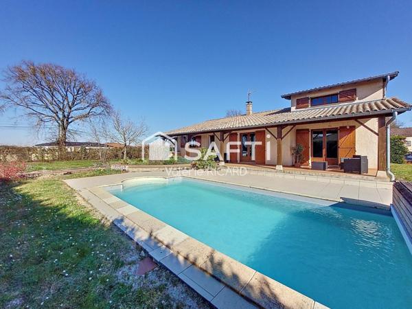 Maison en maçonnerie traditionnelle d'environ 144 m2 de type 5 avec piscine sur un terrain végétalisé de plus de 1450 m2.