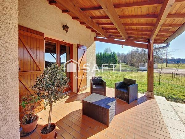 Maison en maçonnerie traditionnelle d'environ 144 m2 de type 5 avec piscine sur un terrain végétalisé de plus de 1450 m2.