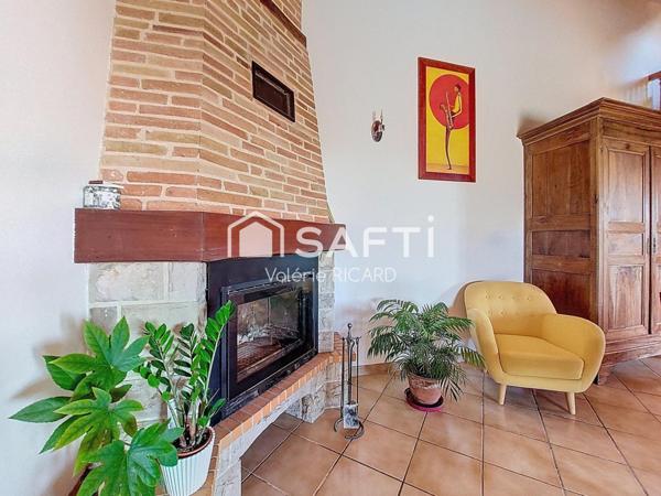 Maison en maçonnerie traditionnelle d'environ 144 m2 de type 5 avec piscine sur un terrain végétalisé de plus de 1450 m2.