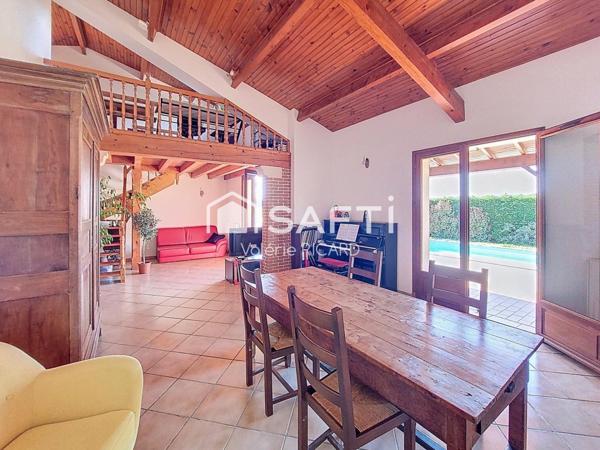 Maison en maçonnerie traditionnelle d'environ 144 m2 de type 5 avec piscine sur un terrain végétalisé de plus de 1450 m2.