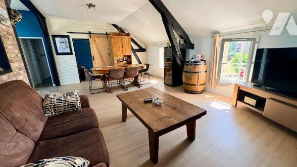 Au coeur de Souesmes (41300), cette propriété atypique ouvre le champ de tous les possibles. Ra...