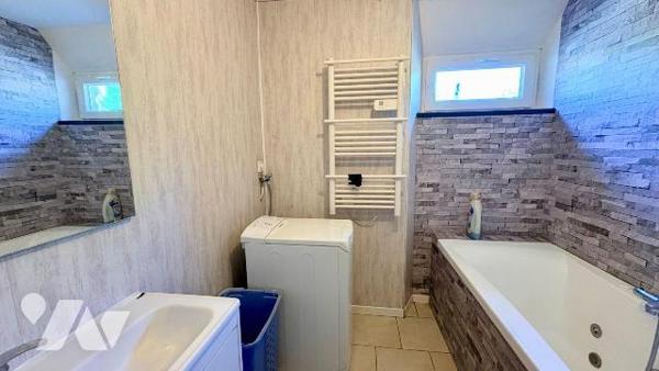 Au coeur de Souesmes (41300), cette propriété atypique ouvre le champ de tous les possibles. Ra...