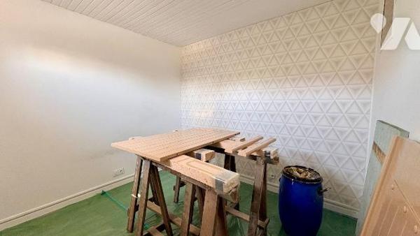Au coeur de Souesmes (41300), cette propriété atypique ouvre le champ de tous les possibles. Ra...