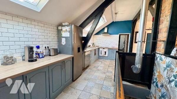 Au coeur de Souesmes (41300), cette propriété atypique ouvre le champ de tous les possibles. Ra...