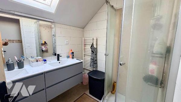 Au coeur de Souesmes (41300), cette propriété atypique ouvre le champ de tous les possibles. Ra...