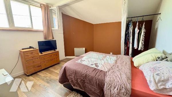 Au coeur de Souesmes (41300), cette propriété atypique ouvre le champ de tous les possibles. Ra...