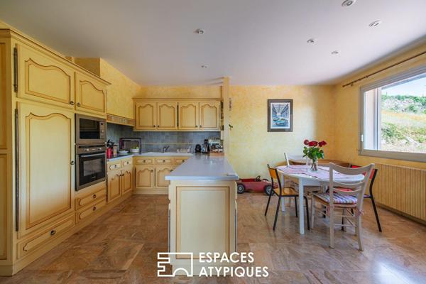 Maison de charme avec étang dans un cadre verdoyant