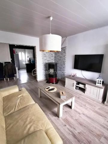 Découvrez cette charmante maison de 166 m², située dans un cadre calme et accueillant, idéale pour vous offrir confort et tranquillité. Construite en 1950, elle incarne l'authenticité avec un style intemporel, promettant une qualité de vie exceptionnelle.

Cette élégante maison se compose de 6 pièces généreuses, offrant ainsi un espace de vie spacieux pour toute votre famille. La terrasse et le parking ajoutent à son allure pratique et fonctionnelle. Profitez de la commodité d'une cave spacieuse, parfaite pour le stockage. Bien que les espaces extérieurs ne soient pas orientés vers un point cardinal spécifique, ils offrent tout de même un espace agréable pour profiter des beaux jours.
2 terrain ..1 attenant a la maison
               ..1 sirué a 100m
Un pellet pour chauffage et une chaudière a gaz pour compléter si besoin

Située à proximité des commodités essentielles, cette maison vous permet de bénéficier d'un accès facile aux transports en commun, commerces, et écoles. Idéale pour ceux recherchant à la fois quiétude et proximité urbaine.

Une opportunité rare à ne pas manquer ! Contactez Alain Boulard pour plus d'informations.