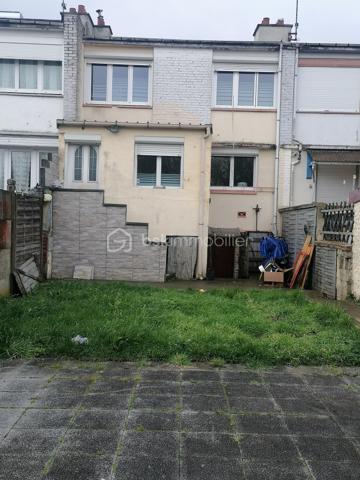 Découvrez cette charmante maison de 166 m², située dans un cadre calme et accueillant, idéale pour vous offrir confort et tranquillité. Construite en 1950, elle incarne l'authenticité avec un style intemporel, promettant une qualité de vie exceptionnelle.

Cette élégante maison se compose de 6 pièces généreuses, offrant ainsi un espace de vie spacieux pour toute votre famille. La terrasse et le parking ajoutent à son allure pratique et fonctionnelle. Profitez de la commodité d'une cave spacieuse, parfaite pour le stockage. Bien que les espaces extérieurs ne soient pas orientés vers un point cardinal spécifique, ils offrent tout de même un espace agréable pour profiter des beaux jours.
2 terrain ..1 attenant a la maison
               ..1 sirué a 100m
Un pellet pour chauffage et une chaudière a gaz pour compléter si besoin

Située à proximité des commodités essentielles, cette maison vous permet de bénéficier d'un accès facile aux transports en commun, commerces, et écoles. Idéale pour ceux recherchant à la fois quiétude et proximité urbaine.

Une opportunité rare à ne pas manquer ! Contactez Alain Boulard pour plus d'informations.