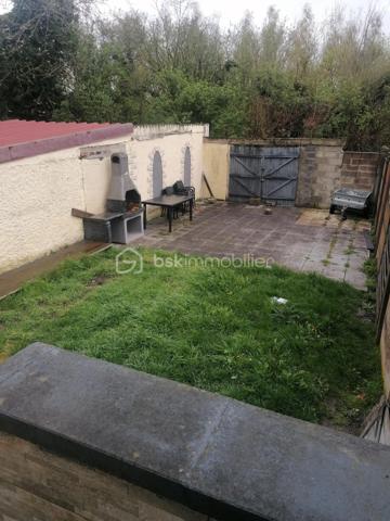 Découvrez cette charmante maison de 166 m², située dans un cadre calme et accueillant, idéale pour vous offrir confort et tranquillité. Construite en 1950, elle incarne l'authenticité avec un style intemporel, promettant une qualité de vie exceptionnelle.

Cette élégante maison se compose de 6 pièces généreuses, offrant ainsi un espace de vie spacieux pour toute votre famille. La terrasse et le parking ajoutent à son allure pratique et fonctionnelle. Profitez de la commodité d'une cave spacieuse, parfaite pour le stockage. Bien que les espaces extérieurs ne soient pas orientés vers un point cardinal spécifique, ils offrent tout de même un espace agréable pour profiter des beaux jours.
2 terrain ..1 attenant a la maison
               ..1 sirué a 100m
Un pellet pour chauffage et une chaudière a gaz pour compléter si besoin

Située à proximité des commodités essentielles, cette maison vous permet de bénéficier d'un accès facile aux transports en commun, commerces, et écoles. Idéale pour ceux recherchant à la fois quiétude et proximité urbaine.

Une opportunité rare à ne pas manquer ! Contactez Alain Boulard pour plus d'informations.