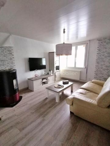 Découvrez cette charmante maison de 166 m², située dans un cadre calme et accueillant, idéale pour vous offrir confort et tranquillité. Construite en 1950, elle incarne l'authenticité avec un style intemporel, promettant une qualité de vie exceptionnelle.

Cette élégante maison se compose de 6 pièces généreuses, offrant ainsi un espace de vie spacieux pour toute votre famille. La terrasse et le parking ajoutent à son allure pratique et fonctionnelle. Profitez de la commodité d'une cave spacieuse, parfaite pour le stockage. Bien que les espaces extérieurs ne soient pas orientés vers un point cardinal spécifique, ils offrent tout de même un espace agréable pour profiter des beaux jours.
2 terrain ..1 attenant a la maison
               ..1 sirué a 100m
Un pellet pour chauffage et une chaudière a gaz pour compléter si besoin

Située à proximité des commodités essentielles, cette maison vous permet de bénéficier d'un accès facile aux transports en commun, commerces, et écoles. Idéale pour ceux recherchant à la fois quiétude et proximité urbaine.

Une opportunité rare à ne pas manquer ! Contactez Alain Boulard pour plus d'informations.