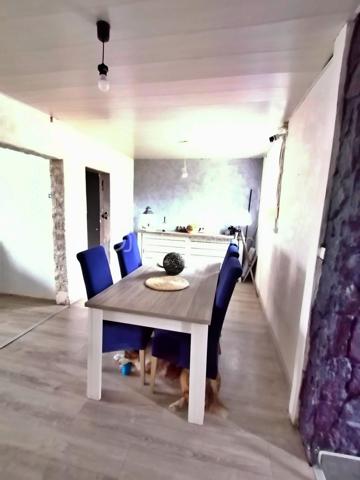 Découvrez cette charmante maison de 166 m², située dans un cadre calme et accueillant, idéale pour vous offrir confort et tranquillité. Construite en 1950, elle incarne l'authenticité avec un style intemporel, promettant une qualité de vie exceptionnelle.

Cette élégante maison se compose de 6 pièces généreuses, offrant ainsi un espace de vie spacieux pour toute votre famille. La terrasse et le parking ajoutent à son allure pratique et fonctionnelle. Profitez de la commodité d'une cave spacieuse, parfaite pour le stockage. Bien que les espaces extérieurs ne soient pas orientés vers un point cardinal spécifique, ils offrent tout de même un espace agréable pour profiter des beaux jours.
2 terrain ..1 attenant a la maison
               ..1 sirué a 100m
Un pellet pour chauffage et une chaudière a gaz pour compléter si besoin

Située à proximité des commodités essentielles, cette maison vous permet de bénéficier d'un accès facile aux transports en commun, commerces, et écoles. Idéale pour ceux recherchant à la fois quiétude et proximité urbaine.

Une opportunité rare à ne pas manquer ! Contactez Alain Boulard pour plus d'informations.
