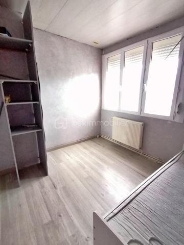 Découvrez cette charmante maison de 166 m², située dans un cadre calme et accueillant, idéale pour vous offrir confort et tranquillité. Construite en 1950, elle incarne l'authenticité avec un style intemporel, promettant une qualité de vie exceptionnelle.

Cette élégante maison se compose de 6 pièces généreuses, offrant ainsi un espace de vie spacieux pour toute votre famille. La terrasse et le parking ajoutent à son allure pratique et fonctionnelle. Profitez de la commodité d'une cave spacieuse, parfaite pour le stockage. Bien que les espaces extérieurs ne soient pas orientés vers un point cardinal spécifique, ils offrent tout de même un espace agréable pour profiter des beaux jours.
2 terrain ..1 attenant a la maison
               ..1 sirué a 100m
Un pellet pour chauffage et une chaudière a gaz pour compléter si besoin

Située à proximité des commodités essentielles, cette maison vous permet de bénéficier d'un accès facile aux transports en commun, commerces, et écoles. Idéale pour ceux recherchant à la fois quiétude et proximité urbaine.

Une opportunité rare à ne pas manquer ! Contactez Alain Boulard pour plus d'informations.