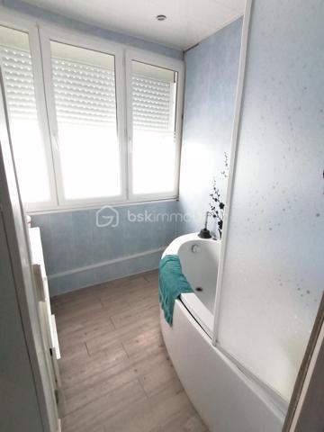 Découvrez cette charmante maison de 166 m², située dans un cadre calme et accueillant, idéale pour vous offrir confort et tranquillité. Construite en 1950, elle incarne l'authenticité avec un style intemporel, promettant une qualité de vie exceptionnelle.

Cette élégante maison se compose de 6 pièces généreuses, offrant ainsi un espace de vie spacieux pour toute votre famille. La terrasse et le parking ajoutent à son allure pratique et fonctionnelle. Profitez de la commodité d'une cave spacieuse, parfaite pour le stockage. Bien que les espaces extérieurs ne soient pas orientés vers un point cardinal spécifique, ils offrent tout de même un espace agréable pour profiter des beaux jours.
2 terrain ..1 attenant a la maison
               ..1 sirué a 100m
Un pellet pour chauffage et une chaudière a gaz pour compléter si besoin

Située à proximité des commodités essentielles, cette maison vous permet de bénéficier d'un accès facile aux transports en commun, commerces, et écoles. Idéale pour ceux recherchant à la fois quiétude et proximité urbaine.

Une opportunité rare à ne pas manquer ! Contactez Alain Boulard pour plus d'informations.