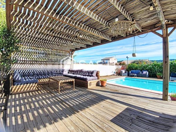 Magnifique maison lumineuse avec piscine et terrasse bois