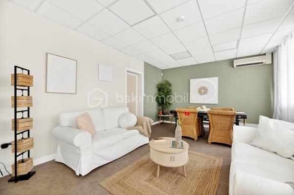 Grand appartement de 145 m² au cœur de Montpon-Ménestérol Jardin et fort potentiel
En plein centre-ville, découvrez cet appartement d'environ 145 m², offrant de beaux volumes et surtout un fort potentiel d'aménagement, aussi bien pour une résidence principale que pour un investisseur.
Le bien se compose actuellement, d'une entrée, d'un agréable séjour, d'une cuisine récente, d'un cellier, et de 4 chambres et un bureau et d'une grande salle d'eau.
Un véritable atout, un jardin, rare en plein centre-ville, permettant de profiter d'un extérieur tout en ayant les commodités accessibles à pied.
Le logement dispose d'une alarme
Grace à sa superficie et à sa configuration, se bien peut parfaitement convenir à plusieurs projets :
- Résidence principale pour une famille recherchant de beaux volumes
- Investissement locatif avec possibilité d'optimiser la rentabilité
- Créations de bureaux ou locaux professionnels, sous réserve d'autorisations nécessaires
- Transformations en plusieurs logements, offrant un potentiel pour un investisseur
La copropriété bénévole, permettant une gestion libre et maitrisée
Emplacement privilégié, commerces, école, gare SNCF à 5min et accès A89 à 5 min (1 h de Bordeaux et Périgueux
Pour plus d'informations n'hésitez pas à me contacter