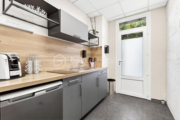 Grand appartement de 145 m² au cœur de Montpon-Ménestérol Jardin et fort potentiel
En plein centre-ville, découvrez cet appartement d'environ 145 m², offrant de beaux volumes et surtout un fort potentiel d'aménagement, aussi bien pour une résidence principale que pour un investisseur.
Le bien se compose actuellement, d'une entrée, d'un agréable séjour, d'une cuisine récente, d'un cellier, et de 4 chambres et un bureau et d'une grande salle d'eau.
Un véritable atout, un jardin, rare en plein centre-ville, permettant de profiter d'un extérieur tout en ayant les commodités accessibles à pied.
Le logement dispose d'une alarme
Grace à sa superficie et à sa configuration, se bien peut parfaitement convenir à plusieurs projets :
- Résidence principale pour une famille recherchant de beaux volumes
- Investissement locatif avec possibilité d'optimiser la rentabilité
- Créations de bureaux ou locaux professionnels, sous réserve d'autorisations nécessaires
- Transformations en plusieurs logements, offrant un potentiel pour un investisseur
La copropriété bénévole, permettant une gestion libre et maitrisée
Emplacement privilégié, commerces, école, gare SNCF à 5min et accès A89 à 5 min (1 h de Bordeaux et Périgueux
Pour plus d'informations n'hésitez pas à me contacter