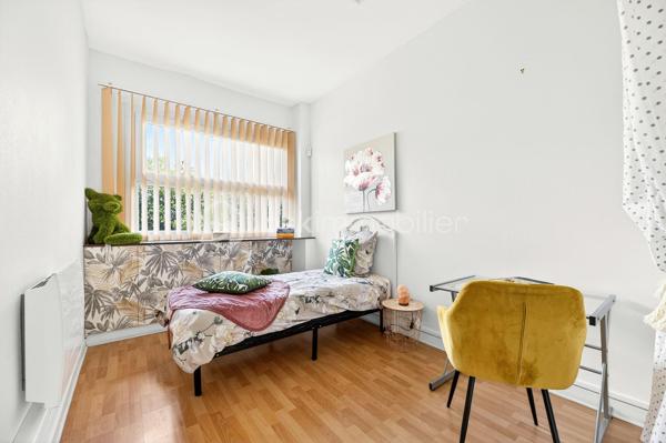 Grand appartement de 145 m² au cœur de Montpon-Ménestérol Jardin et fort potentiel
En plein centre-ville, découvrez cet appartement d'environ 145 m², offrant de beaux volumes et surtout un fort potentiel d'aménagement, aussi bien pour une résidence principale que pour un investisseur.
Le bien se compose actuellement, d'une entrée, d'un agréable séjour, d'une cuisine récente, d'un cellier, et de 4 chambres et un bureau et d'une grande salle d'eau.
Un véritable atout, un jardin, rare en plein centre-ville, permettant de profiter d'un extérieur tout en ayant les commodités accessibles à pied.
Le logement dispose d'une alarme
Grace à sa superficie et à sa configuration, se bien peut parfaitement convenir à plusieurs projets :
- Résidence principale pour une famille recherchant de beaux volumes
- Investissement locatif avec possibilité d'optimiser la rentabilité
- Créations de bureaux ou locaux professionnels, sous réserve d'autorisations nécessaires
- Transformations en plusieurs logements, offrant un potentiel pour un investisseur
La copropriété bénévole, permettant une gestion libre et maitrisée
Emplacement privilégié, commerces, école, gare SNCF à 5min et accès A89 à 5 min (1 h de Bordeaux et Périgueux
Pour plus d'informations n'hésitez pas à me contacter