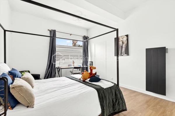 Grand appartement de 145 m² au cœur de Montpon-Ménestérol Jardin et fort potentiel
En plein centre-ville, découvrez cet appartement d'environ 145 m², offrant de beaux volumes et surtout un fort potentiel d'aménagement, aussi bien pour une résidence principale que pour un investisseur.
Le bien se compose actuellement, d'une entrée, d'un agréable séjour, d'une cuisine récente, d'un cellier, et de 4 chambres et un bureau et d'une grande salle d'eau.
Un véritable atout, un jardin, rare en plein centre-ville, permettant de profiter d'un extérieur tout en ayant les commodités accessibles à pied.
Le logement dispose d'une alarme
Grace à sa superficie et à sa configuration, se bien peut parfaitement convenir à plusieurs projets :
- Résidence principale pour une famille recherchant de beaux volumes
- Investissement locatif avec possibilité d'optimiser la rentabilité
- Créations de bureaux ou locaux professionnels, sous réserve d'autorisations nécessaires
- Transformations en plusieurs logements, offrant un potentiel pour un investisseur
La copropriété bénévole, permettant une gestion libre et maitrisée
Emplacement privilégié, commerces, école, gare SNCF à 5min et accès A89 à 5 min (1 h de Bordeaux et Périgueux
Pour plus d'informations n'hésitez pas à me contacter