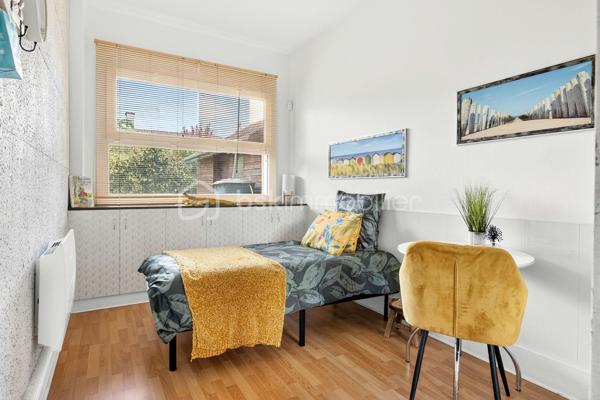 Grand appartement de 145 m² au cœur de Montpon-Ménestérol Jardin et fort potentiel
En plein centre-ville, découvrez cet appartement d'environ 145 m², offrant de beaux volumes et surtout un fort potentiel d'aménagement, aussi bien pour une résidence principale que pour un investisseur.
Le bien se compose actuellement, d'une entrée, d'un agréable séjour, d'une cuisine récente, d'un cellier, et de 4 chambres et un bureau et d'une grande salle d'eau.
Un véritable atout, un jardin, rare en plein centre-ville, permettant de profiter d'un extérieur tout en ayant les commodités accessibles à pied.
Le logement dispose d'une alarme
Grace à sa superficie et à sa configuration, se bien peut parfaitement convenir à plusieurs projets :
- Résidence principale pour une famille recherchant de beaux volumes
- Investissement locatif avec possibilité d'optimiser la rentabilité
- Créations de bureaux ou locaux professionnels, sous réserve d'autorisations nécessaires
- Transformations en plusieurs logements, offrant un potentiel pour un investisseur
La copropriété bénévole, permettant une gestion libre et maitrisée
Emplacement privilégié, commerces, école, gare SNCF à 5min et accès A89 à 5 min (1 h de Bordeaux et Périgueux
Pour plus d'informations n'hésitez pas à me contacter