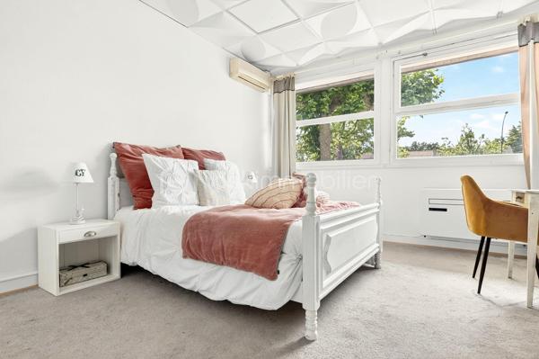 Grand appartement de 145 m² au cœur de Montpon-Ménestérol Jardin et fort potentiel
En plein centre-ville, découvrez cet appartement d'environ 145 m², offrant de beaux volumes et surtout un fort potentiel d'aménagement, aussi bien pour une résidence principale que pour un investisseur.
Le bien se compose actuellement, d'une entrée, d'un agréable séjour, d'une cuisine récente, d'un cellier, et de 4 chambres et un bureau et d'une grande salle d'eau.
Un véritable atout, un jardin, rare en plein centre-ville, permettant de profiter d'un extérieur tout en ayant les commodités accessibles à pied.
Le logement dispose d'une alarme
Grace à sa superficie et à sa configuration, se bien peut parfaitement convenir à plusieurs projets :
- Résidence principale pour une famille recherchant de beaux volumes
- Investissement locatif avec possibilité d'optimiser la rentabilité
- Créations de bureaux ou locaux professionnels, sous réserve d'autorisations nécessaires
- Transformations en plusieurs logements, offrant un potentiel pour un investisseur
La copropriété bénévole, permettant une gestion libre et maitrisée
Emplacement privilégié, commerces, école, gare SNCF à 5min et accès A89 à 5 min (1 h de Bordeaux et Périgueux
Pour plus d'informations n'hésitez pas à me contacter