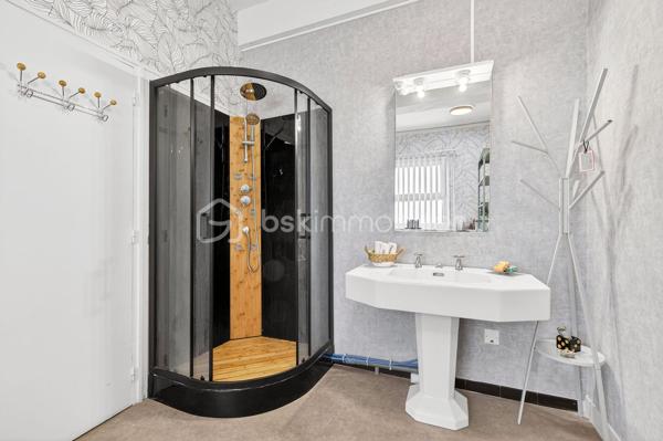Grand appartement de 145 m² au cœur de Montpon-Ménestérol Jardin et fort potentiel
En plein centre-ville, découvrez cet appartement d'environ 145 m², offrant de beaux volumes et surtout un fort potentiel d'aménagement, aussi bien pour une résidence principale que pour un investisseur.
Le bien se compose actuellement, d'une entrée, d'un agréable séjour, d'une cuisine récente, d'un cellier, et de 4 chambres et un bureau et d'une grande salle d'eau.
Un véritable atout, un jardin, rare en plein centre-ville, permettant de profiter d'un extérieur tout en ayant les commodités accessibles à pied.
Le logement dispose d'une alarme
Grace à sa superficie et à sa configuration, se bien peut parfaitement convenir à plusieurs projets :
- Résidence principale pour une famille recherchant de beaux volumes
- Investissement locatif avec possibilité d'optimiser la rentabilité
- Créations de bureaux ou locaux professionnels, sous réserve d'autorisations nécessaires
- Transformations en plusieurs logements, offrant un potentiel pour un investisseur
La copropriété bénévole, permettant une gestion libre et maitrisée
Emplacement privilégié, commerces, école, gare SNCF à 5min et accès A89 à 5 min (1 h de Bordeaux et Périgueux
Pour plus d'informations n'hésitez pas à me contacter
