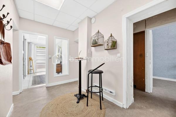 Grand appartement de 145 m² au cœur de Montpon-Ménestérol Jardin et fort potentiel
En plein centre-ville, découvrez cet appartement d'environ 145 m², offrant de beaux volumes et surtout un fort potentiel d'aménagement, aussi bien pour une résidence principale que pour un investisseur.
Le bien se compose actuellement, d'une entrée, d'un agréable séjour, d'une cuisine récente, d'un cellier, et de 4 chambres et un bureau et d'une grande salle d'eau.
Un véritable atout, un jardin, rare en plein centre-ville, permettant de profiter d'un extérieur tout en ayant les commodités accessibles à pied.
Le logement dispose d'une alarme
Grace à sa superficie et à sa configuration, se bien peut parfaitement convenir à plusieurs projets :
- Résidence principale pour une famille recherchant de beaux volumes
- Investissement locatif avec possibilité d'optimiser la rentabilité
- Créations de bureaux ou locaux professionnels, sous réserve d'autorisations nécessaires
- Transformations en plusieurs logements, offrant un potentiel pour un investisseur
La copropriété bénévole, permettant une gestion libre et maitrisée
Emplacement privilégié, commerces, école, gare SNCF à 5min et accès A89 à 5 min (1 h de Bordeaux et Périgueux
Pour plus d'informations n'hésitez pas à me contacter