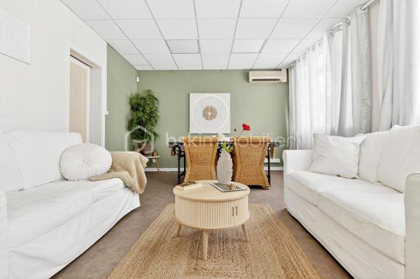 Grand appartement de 145 m² au cœur de Montpon-Ménestérol Jardin et fort potentiel
En plein centre-ville, découvrez cet appartement d'environ 145 m², offrant de beaux volumes et surtout un fort potentiel d'aménagement, aussi bien pour une résidence principale que pour un investisseur.
Le bien se compose actuellement, d'une entrée, d'un agréable séjour, d'une cuisine récente, d'un cellier, et de 4 chambres et un bureau et d'une grande salle d'eau.
Un véritable atout, un jardin, rare en plein centre-ville, permettant de profiter d'un extérieur tout en ayant les commodités accessibles à pied.
Le logement dispose d'une alarme
Grace à sa superficie et à sa configuration, se bien peut parfaitement convenir à plusieurs projets :
- Résidence principale pour une famille recherchant de beaux volumes
- Investissement locatif avec possibilité d'optimiser la rentabilité
- Créations de bureaux ou locaux professionnels, sous réserve d'autorisations nécessaires
- Transformations en plusieurs logements, offrant un potentiel pour un investisseur
La copropriété bénévole, permettant une gestion libre et maitrisée
Emplacement privilégié, commerces, école, gare SNCF à 5min et accès A89 à 5 min (1 h de Bordeaux et Périgueux
Pour plus d'informations n'hésitez pas à me contacter