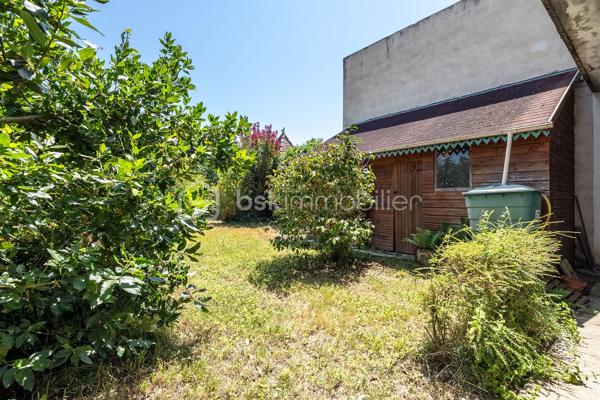 Grand appartement de 145 m² au cœur de Montpon-Ménestérol Jardin et fort potentiel
En plein centre-ville, découvrez cet appartement d'environ 145 m², offrant de beaux volumes et surtout un fort potentiel d'aménagement, aussi bien pour une résidence principale que pour un investisseur.
Le bien se compose actuellement, d'une entrée, d'un agréable séjour, d'une cuisine récente, d'un cellier, et de 4 chambres et un bureau et d'une grande salle d'eau.
Un véritable atout, un jardin, rare en plein centre-ville, permettant de profiter d'un extérieur tout en ayant les commodités accessibles à pied.
Le logement dispose d'une alarme
Grace à sa superficie et à sa configuration, se bien peut parfaitement convenir à plusieurs projets :
- Résidence principale pour une famille recherchant de beaux volumes
- Investissement locatif avec possibilité d'optimiser la rentabilité
- Créations de bureaux ou locaux professionnels, sous réserve d'autorisations nécessaires
- Transformations en plusieurs logements, offrant un potentiel pour un investisseur
La copropriété bénévole, permettant une gestion libre et maitrisée
Emplacement privilégié, commerces, école, gare SNCF à 5min et accès A89 à 5 min (1 h de Bordeaux et Périgueux
Pour plus d'informations n'hésitez pas à me contacter