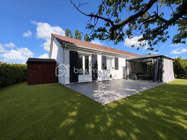 Située au cœur du très RECHERCHÉ quartier de LA VERVILLE, cette maison de type Levitt, mitoyenne d'un seul côté, offre une superficie GÉNÉREUSE de 139 m² au sol et séduira par ses beaux volumes, sa LUMINOSITÉ et son agencement parfaitement ADAPTÉ à une vie de famille.

Depuis l'entrée, vous découvrirez un BEL espace salon-séjour LUMINEUX grâce à sa DOUBLE EXPOSITION, ouvert sur une cuisine CONVIVIALE, créant un espace de vie CHALEUREUX et FONCTIONNEL.
Le rez-de-chaussée comprend 3 BELLES chambres, dont une suite parentale avec sa salle de bain MODERNE entièrement carrelée effet marbre et une servant actuellement de dressing. Une seconde salle d'eau avec WC complète ce niveau.

À l'étage, une mezzanine dessert une quatrième chambre bénéficiant de sa propre salle de bains et de son WC, offrant un espace idéal pour recevoir famille et amis ou aménager un espace INDÉPENDANT.

À l'extérieur, vous profiterez d'un agréable jardin, parfait pour les repas en terrasse, les moments de détente ou les jeux des enfants, dans un environnement calme et recherché. À l'avant de la maison, vous pourrez profiter également d'un espace vert avec terrasse pour profiter pleinement du soleil. 

Les + : Garage, 2 places de parking extérieur, Double vitrage. Écoles et commodités à proximité
