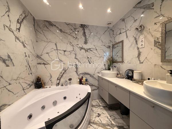 Située au cœur du très RECHERCHÉ quartier de LA VERVILLE, cette maison de type Levitt, mitoyenne d'un seul côté, offre une superficie GÉNÉREUSE de 139 m² au sol et séduira par ses beaux volumes, sa LUMINOSITÉ et son agencement parfaitement ADAPTÉ à une vie de famille.

Depuis l'entrée, vous découvrirez un BEL espace salon-séjour LUMINEUX grâce à sa DOUBLE EXPOSITION, ouvert sur une cuisine CONVIVIALE, créant un espace de vie CHALEUREUX et FONCTIONNEL.
Le rez-de-chaussée comprend 3 BELLES chambres, dont une suite parentale avec sa salle de bain MODERNE entièrement carrelée effet marbre et une servant actuellement de dressing. Une seconde salle d'eau avec WC complète ce niveau.

À l'étage, une mezzanine dessert une quatrième chambre bénéficiant de sa propre salle de bains et de son WC, offrant un espace idéal pour recevoir famille et amis ou aménager un espace INDÉPENDANT.

À l'extérieur, vous profiterez d'un agréable jardin, parfait pour les repas en terrasse, les moments de détente ou les jeux des enfants, dans un environnement calme et recherché. À l'avant de la maison, vous pourrez profiter également d'un espace vert avec terrasse pour profiter pleinement du soleil. 

Les + : Garage, 2 places de parking extérieur, Double vitrage. Écoles et commodités à proximité