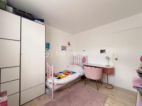 Située au cœur du très RECHERCHÉ quartier de LA VERVILLE, cette maison de type Levitt, mitoyenne d'un seul côté, offre une superficie GÉNÉREUSE de 139 m² au sol et séduira par ses beaux volumes, sa LUMINOSITÉ et son agencement parfaitement ADAPTÉ à une vie de famille.

Depuis l'entrée, vous découvrirez un BEL espace salon-séjour LUMINEUX grâce à sa DOUBLE EXPOSITION, ouvert sur une cuisine CONVIVIALE, créant un espace de vie CHALEUREUX et FONCTIONNEL.
Le rez-de-chaussée comprend 3 BELLES chambres, dont une suite parentale avec sa salle de bain MODERNE entièrement carrelée effet marbre et une servant actuellement de dressing. Une seconde salle d'eau avec WC complète ce niveau.

À l'étage, une mezzanine dessert une quatrième chambre bénéficiant de sa propre salle de bains et de son WC, offrant un espace idéal pour recevoir famille et amis ou aménager un espace INDÉPENDANT.

À l'extérieur, vous profiterez d'un agréable jardin, parfait pour les repas en terrasse, les moments de détente ou les jeux des enfants, dans un environnement calme et recherché. À l'avant de la maison, vous pourrez profiter également d'un espace vert avec terrasse pour profiter pleinement du soleil. 

Les + : Garage, 2 places de parking extérieur, Double vitrage. Écoles et commodités à proximité