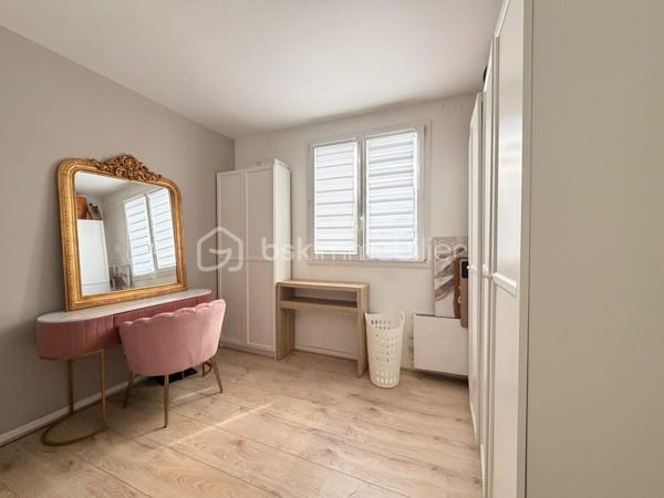 Située au cœur du très RECHERCHÉ quartier de LA VERVILLE, cette maison de type Levitt, mitoyenne d'un seul côté, offre une superficie GÉNÉREUSE de 139 m² au sol et séduira par ses beaux volumes, sa LUMINOSITÉ et son agencement parfaitement ADAPTÉ à une vie de famille.

Depuis l'entrée, vous découvrirez un BEL espace salon-séjour LUMINEUX grâce à sa DOUBLE EXPOSITION, ouvert sur une cuisine CONVIVIALE, créant un espace de vie CHALEUREUX et FONCTIONNEL.
Le rez-de-chaussée comprend 3 BELLES chambres, dont une suite parentale avec sa salle de bain MODERNE entièrement carrelée effet marbre et une servant actuellement de dressing. Une seconde salle d'eau avec WC complète ce niveau.

À l'étage, une mezzanine dessert une quatrième chambre bénéficiant de sa propre salle de bains et de son WC, offrant un espace idéal pour recevoir famille et amis ou aménager un espace INDÉPENDANT.

À l'extérieur, vous profiterez d'un agréable jardin, parfait pour les repas en terrasse, les moments de détente ou les jeux des enfants, dans un environnement calme et recherché. À l'avant de la maison, vous pourrez profiter également d'un espace vert avec terrasse pour profiter pleinement du soleil. 

Les + : Garage, 2 places de parking extérieur, Double vitrage. Écoles et commodités à proximité