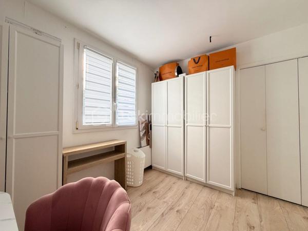 Située au cœur du très RECHERCHÉ quartier de LA VERVILLE, cette maison de type Levitt, mitoyenne d'un seul côté, offre une superficie GÉNÉREUSE de 139 m² au sol et séduira par ses beaux volumes, sa LUMINOSITÉ et son agencement parfaitement ADAPTÉ à une vie de famille.

Depuis l'entrée, vous découvrirez un BEL espace salon-séjour LUMINEUX grâce à sa DOUBLE EXPOSITION, ouvert sur une cuisine CONVIVIALE, créant un espace de vie CHALEUREUX et FONCTIONNEL.
Le rez-de-chaussée comprend 3 BELLES chambres, dont une suite parentale avec sa salle de bain MODERNE entièrement carrelée effet marbre et une servant actuellement de dressing. Une seconde salle d'eau avec WC complète ce niveau.

À l'étage, une mezzanine dessert une quatrième chambre bénéficiant de sa propre salle de bains et de son WC, offrant un espace idéal pour recevoir famille et amis ou aménager un espace INDÉPENDANT.

À l'extérieur, vous profiterez d'un agréable jardin, parfait pour les repas en terrasse, les moments de détente ou les jeux des enfants, dans un environnement calme et recherché. À l'avant de la maison, vous pourrez profiter également d'un espace vert avec terrasse pour profiter pleinement du soleil. 

Les + : Garage, 2 places de parking extérieur, Double vitrage. Écoles et commodités à proximité