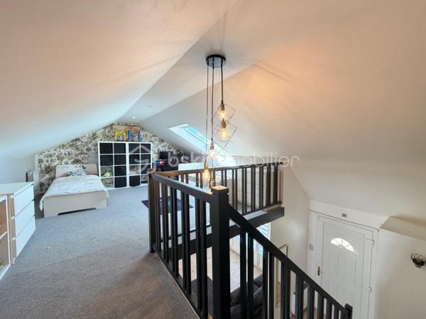 Située au cœur du très RECHERCHÉ quartier de LA VERVILLE, cette maison de type Levitt, mitoyenne d'un seul côté, offre une superficie GÉNÉREUSE de 139 m² au sol et séduira par ses beaux volumes, sa LUMINOSITÉ et son agencement parfaitement ADAPTÉ à une vie de famille.

Depuis l'entrée, vous découvrirez un BEL espace salon-séjour LUMINEUX grâce à sa DOUBLE EXPOSITION, ouvert sur une cuisine CONVIVIALE, créant un espace de vie CHALEUREUX et FONCTIONNEL.
Le rez-de-chaussée comprend 3 BELLES chambres, dont une suite parentale avec sa salle de bain MODERNE entièrement carrelée effet marbre et une servant actuellement de dressing. Une seconde salle d'eau avec WC complète ce niveau.

À l'étage, une mezzanine dessert une quatrième chambre bénéficiant de sa propre salle de bains et de son WC, offrant un espace idéal pour recevoir famille et amis ou aménager un espace INDÉPENDANT.

À l'extérieur, vous profiterez d'un agréable jardin, parfait pour les repas en terrasse, les moments de détente ou les jeux des enfants, dans un environnement calme et recherché. À l'avant de la maison, vous pourrez profiter également d'un espace vert avec terrasse pour profiter pleinement du soleil. 

Les + : Garage, 2 places de parking extérieur, Double vitrage. Écoles et commodités à proximité