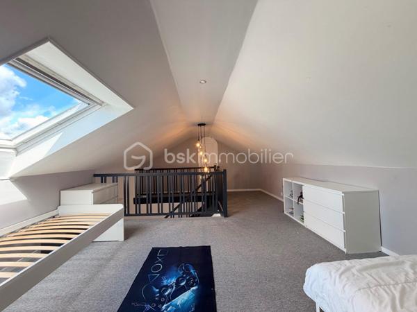 Située au cœur du très RECHERCHÉ quartier de LA VERVILLE, cette maison de type Levitt, mitoyenne d'un seul côté, offre une superficie GÉNÉREUSE de 139 m² au sol et séduira par ses beaux volumes, sa LUMINOSITÉ et son agencement parfaitement ADAPTÉ à une vie de famille.

Depuis l'entrée, vous découvrirez un BEL espace salon-séjour LUMINEUX grâce à sa DOUBLE EXPOSITION, ouvert sur une cuisine CONVIVIALE, créant un espace de vie CHALEUREUX et FONCTIONNEL.
Le rez-de-chaussée comprend 3 BELLES chambres, dont une suite parentale avec sa salle de bain MODERNE entièrement carrelée effet marbre et une servant actuellement de dressing. Une seconde salle d'eau avec WC complète ce niveau.

À l'étage, une mezzanine dessert une quatrième chambre bénéficiant de sa propre salle de bains et de son WC, offrant un espace idéal pour recevoir famille et amis ou aménager un espace INDÉPENDANT.

À l'extérieur, vous profiterez d'un agréable jardin, parfait pour les repas en terrasse, les moments de détente ou les jeux des enfants, dans un environnement calme et recherché. À l'avant de la maison, vous pourrez profiter également d'un espace vert avec terrasse pour profiter pleinement du soleil. 

Les + : Garage, 2 places de parking extérieur, Double vitrage. Écoles et commodités à proximité