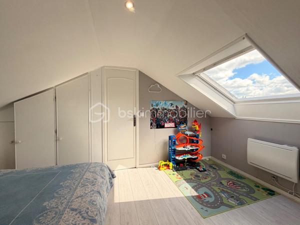 Située au cœur du très RECHERCHÉ quartier de LA VERVILLE, cette maison de type Levitt, mitoyenne d'un seul côté, offre une superficie GÉNÉREUSE de 139 m² au sol et séduira par ses beaux volumes, sa LUMINOSITÉ et son agencement parfaitement ADAPTÉ à une vie de famille.

Depuis l'entrée, vous découvrirez un BEL espace salon-séjour LUMINEUX grâce à sa DOUBLE EXPOSITION, ouvert sur une cuisine CONVIVIALE, créant un espace de vie CHALEUREUX et FONCTIONNEL.
Le rez-de-chaussée comprend 3 BELLES chambres, dont une suite parentale avec sa salle de bain MODERNE entièrement carrelée effet marbre et une servant actuellement de dressing. Une seconde salle d'eau avec WC complète ce niveau.

À l'étage, une mezzanine dessert une quatrième chambre bénéficiant de sa propre salle de bains et de son WC, offrant un espace idéal pour recevoir famille et amis ou aménager un espace INDÉPENDANT.

À l'extérieur, vous profiterez d'un agréable jardin, parfait pour les repas en terrasse, les moments de détente ou les jeux des enfants, dans un environnement calme et recherché. À l'avant de la maison, vous pourrez profiter également d'un espace vert avec terrasse pour profiter pleinement du soleil. 

Les + : Garage, 2 places de parking extérieur, Double vitrage. Écoles et commodités à proximité