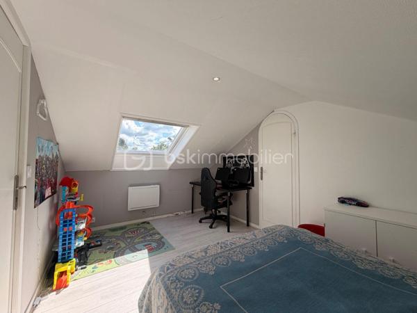 Située au cœur du très RECHERCHÉ quartier de LA VERVILLE, cette maison de type Levitt, mitoyenne d'un seul côté, offre une superficie GÉNÉREUSE de 139 m² au sol et séduira par ses beaux volumes, sa LUMINOSITÉ et son agencement parfaitement ADAPTÉ à une vie de famille.

Depuis l'entrée, vous découvrirez un BEL espace salon-séjour LUMINEUX grâce à sa DOUBLE EXPOSITION, ouvert sur une cuisine CONVIVIALE, créant un espace de vie CHALEUREUX et FONCTIONNEL.
Le rez-de-chaussée comprend 3 BELLES chambres, dont une suite parentale avec sa salle de bain MODERNE entièrement carrelée effet marbre et une servant actuellement de dressing. Une seconde salle d'eau avec WC complète ce niveau.

À l'étage, une mezzanine dessert une quatrième chambre bénéficiant de sa propre salle de bains et de son WC, offrant un espace idéal pour recevoir famille et amis ou aménager un espace INDÉPENDANT.

À l'extérieur, vous profiterez d'un agréable jardin, parfait pour les repas en terrasse, les moments de détente ou les jeux des enfants, dans un environnement calme et recherché. À l'avant de la maison, vous pourrez profiter également d'un espace vert avec terrasse pour profiter pleinement du soleil. 

Les + : Garage, 2 places de parking extérieur, Double vitrage. Écoles et commodités à proximité