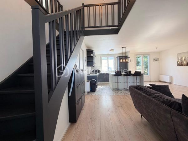 Située au cœur du très RECHERCHÉ quartier de LA VERVILLE, cette maison de type Levitt, mitoyenne d'un seul côté, offre une superficie GÉNÉREUSE de 139 m² au sol et séduira par ses beaux volumes, sa LUMINOSITÉ et son agencement parfaitement ADAPTÉ à une vie de famille.

Depuis l'entrée, vous découvrirez un BEL espace salon-séjour LUMINEUX grâce à sa DOUBLE EXPOSITION, ouvert sur une cuisine CONVIVIALE, créant un espace de vie CHALEUREUX et FONCTIONNEL.
Le rez-de-chaussée comprend 3 BELLES chambres, dont une suite parentale avec sa salle de bain MODERNE entièrement carrelée effet marbre et une servant actuellement de dressing. Une seconde salle d'eau avec WC complète ce niveau.

À l'étage, une mezzanine dessert une quatrième chambre bénéficiant de sa propre salle de bains et de son WC, offrant un espace idéal pour recevoir famille et amis ou aménager un espace INDÉPENDANT.

À l'extérieur, vous profiterez d'un agréable jardin, parfait pour les repas en terrasse, les moments de détente ou les jeux des enfants, dans un environnement calme et recherché. À l'avant de la maison, vous pourrez profiter également d'un espace vert avec terrasse pour profiter pleinement du soleil. 

Les + : Garage, 2 places de parking extérieur, Double vitrage. Écoles et commodités à proximité