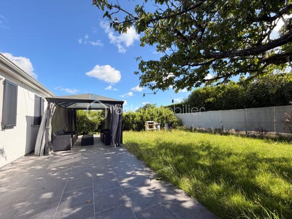 Située au cœur du très RECHERCHÉ quartier de LA VERVILLE, cette maison de type Levitt, mitoyenne d'un seul côté, offre une superficie GÉNÉREUSE de 139 m² au sol et séduira par ses beaux volumes, sa LUMINOSITÉ et son agencement parfaitement ADAPTÉ à une vie de famille.

Depuis l'entrée, vous découvrirez un BEL espace salon-séjour LUMINEUX grâce à sa DOUBLE EXPOSITION, ouvert sur une cuisine CONVIVIALE, créant un espace de vie CHALEUREUX et FONCTIONNEL.
Le rez-de-chaussée comprend 3 BELLES chambres, dont une suite parentale avec sa salle de bain MODERNE entièrement carrelée effet marbre et une servant actuellement de dressing. Une seconde salle d'eau avec WC complète ce niveau.

À l'étage, une mezzanine dessert une quatrième chambre bénéficiant de sa propre salle de bains et de son WC, offrant un espace idéal pour recevoir famille et amis ou aménager un espace INDÉPENDANT.

À l'extérieur, vous profiterez d'un agréable jardin, parfait pour les repas en terrasse, les moments de détente ou les jeux des enfants, dans un environnement calme et recherché. À l'avant de la maison, vous pourrez profiter également d'un espace vert avec terrasse pour profiter pleinement du soleil. 

Les + : Garage, 2 places de parking extérieur, Double vitrage. Écoles et commodités à proximité