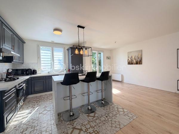 Située au cœur du très RECHERCHÉ quartier de LA VERVILLE, cette maison de type Levitt, mitoyenne d'un seul côté, offre une superficie GÉNÉREUSE de 139 m² au sol et séduira par ses beaux volumes, sa LUMINOSITÉ et son agencement parfaitement ADAPTÉ à une vie de famille.

Depuis l'entrée, vous découvrirez un BEL espace salon-séjour LUMINEUX grâce à sa DOUBLE EXPOSITION, ouvert sur une cuisine CONVIVIALE, créant un espace de vie CHALEUREUX et FONCTIONNEL.
Le rez-de-chaussée comprend 3 BELLES chambres, dont une suite parentale avec sa salle de bain MODERNE entièrement carrelée effet marbre et une servant actuellement de dressing. Une seconde salle d'eau avec WC complète ce niveau.

À l'étage, une mezzanine dessert une quatrième chambre bénéficiant de sa propre salle de bains et de son WC, offrant un espace idéal pour recevoir famille et amis ou aménager un espace INDÉPENDANT.

À l'extérieur, vous profiterez d'un agréable jardin, parfait pour les repas en terrasse, les moments de détente ou les jeux des enfants, dans un environnement calme et recherché. À l'avant de la maison, vous pourrez profiter également d'un espace vert avec terrasse pour profiter pleinement du soleil. 

Les + : Garage, 2 places de parking extérieur, Double vitrage. Écoles et commodités à proximité