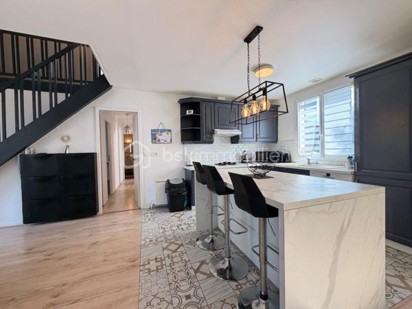 Située au cœur du très RECHERCHÉ quartier de LA VERVILLE, cette maison de type Levitt, mitoyenne d'un seul côté, offre une superficie GÉNÉREUSE de 139 m² au sol et séduira par ses beaux volumes, sa LUMINOSITÉ et son agencement parfaitement ADAPTÉ à une vie de famille.

Depuis l'entrée, vous découvrirez un BEL espace salon-séjour LUMINEUX grâce à sa DOUBLE EXPOSITION, ouvert sur une cuisine CONVIVIALE, créant un espace de vie CHALEUREUX et FONCTIONNEL.
Le rez-de-chaussée comprend 3 BELLES chambres, dont une suite parentale avec sa salle de bain MODERNE entièrement carrelée effet marbre et une servant actuellement de dressing. Une seconde salle d'eau avec WC complète ce niveau.

À l'étage, une mezzanine dessert une quatrième chambre bénéficiant de sa propre salle de bains et de son WC, offrant un espace idéal pour recevoir famille et amis ou aménager un espace INDÉPENDANT.

À l'extérieur, vous profiterez d'un agréable jardin, parfait pour les repas en terrasse, les moments de détente ou les jeux des enfants, dans un environnement calme et recherché. À l'avant de la maison, vous pourrez profiter également d'un espace vert avec terrasse pour profiter pleinement du soleil. 

Les + : Garage, 2 places de parking extérieur, Double vitrage. Écoles et commodités à proximité