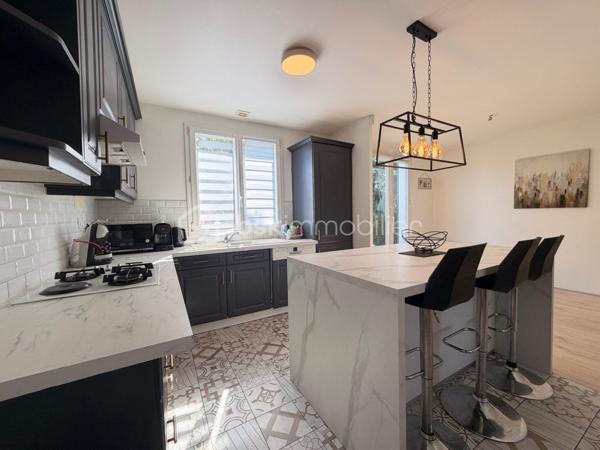 Située au cœur du très RECHERCHÉ quartier de LA VERVILLE, cette maison de type Levitt, mitoyenne d'un seul côté, offre une superficie GÉNÉREUSE de 139 m² au sol et séduira par ses beaux volumes, sa LUMINOSITÉ et son agencement parfaitement ADAPTÉ à une vie de famille.

Depuis l'entrée, vous découvrirez un BEL espace salon-séjour LUMINEUX grâce à sa DOUBLE EXPOSITION, ouvert sur une cuisine CONVIVIALE, créant un espace de vie CHALEUREUX et FONCTIONNEL.
Le rez-de-chaussée comprend 3 BELLES chambres, dont une suite parentale avec sa salle de bain MODERNE entièrement carrelée effet marbre et une servant actuellement de dressing. Une seconde salle d'eau avec WC complète ce niveau.

À l'étage, une mezzanine dessert une quatrième chambre bénéficiant de sa propre salle de bains et de son WC, offrant un espace idéal pour recevoir famille et amis ou aménager un espace INDÉPENDANT.

À l'extérieur, vous profiterez d'un agréable jardin, parfait pour les repas en terrasse, les moments de détente ou les jeux des enfants, dans un environnement calme et recherché. À l'avant de la maison, vous pourrez profiter également d'un espace vert avec terrasse pour profiter pleinement du soleil. 

Les + : Garage, 2 places de parking extérieur, Double vitrage. Écoles et commodités à proximité