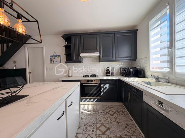 Située au cœur du très RECHERCHÉ quartier de LA VERVILLE, cette maison de type Levitt, mitoyenne d'un seul côté, offre une superficie GÉNÉREUSE de 139 m² au sol et séduira par ses beaux volumes, sa LUMINOSITÉ et son agencement parfaitement ADAPTÉ à une vie de famille.

Depuis l'entrée, vous découvrirez un BEL espace salon-séjour LUMINEUX grâce à sa DOUBLE EXPOSITION, ouvert sur une cuisine CONVIVIALE, créant un espace de vie CHALEUREUX et FONCTIONNEL.
Le rez-de-chaussée comprend 3 BELLES chambres, dont une suite parentale avec sa salle de bain MODERNE entièrement carrelée effet marbre et une servant actuellement de dressing. Une seconde salle d'eau avec WC complète ce niveau.

À l'étage, une mezzanine dessert une quatrième chambre bénéficiant de sa propre salle de bains et de son WC, offrant un espace idéal pour recevoir famille et amis ou aménager un espace INDÉPENDANT.

À l'extérieur, vous profiterez d'un agréable jardin, parfait pour les repas en terrasse, les moments de détente ou les jeux des enfants, dans un environnement calme et recherché. À l'avant de la maison, vous pourrez profiter également d'un espace vert avec terrasse pour profiter pleinement du soleil. 

Les + : Garage, 2 places de parking extérieur, Double vitrage. Écoles et commodités à proximité