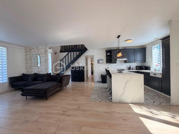 Située au cœur du très RECHERCHÉ quartier de LA VERVILLE, cette maison de type Levitt, mitoyenne d'un seul côté, offre une superficie GÉNÉREUSE de 139 m² au sol et séduira par ses beaux volumes, sa LUMINOSITÉ et son agencement parfaitement ADAPTÉ à une vie de famille.

Depuis l'entrée, vous découvrirez un BEL espace salon-séjour LUMINEUX grâce à sa DOUBLE EXPOSITION, ouvert sur une cuisine CONVIVIALE, créant un espace de vie CHALEUREUX et FONCTIONNEL.
Le rez-de-chaussée comprend 3 BELLES chambres, dont une suite parentale avec sa salle de bain MODERNE entièrement carrelée effet marbre et une servant actuellement de dressing. Une seconde salle d'eau avec WC complète ce niveau.

À l'étage, une mezzanine dessert une quatrième chambre bénéficiant de sa propre salle de bains et de son WC, offrant un espace idéal pour recevoir famille et amis ou aménager un espace INDÉPENDANT.

À l'extérieur, vous profiterez d'un agréable jardin, parfait pour les repas en terrasse, les moments de détente ou les jeux des enfants, dans un environnement calme et recherché. À l'avant de la maison, vous pourrez profiter également d'un espace vert avec terrasse pour profiter pleinement du soleil. 

Les + : Garage, 2 places de parking extérieur, Double vitrage. Écoles et commodités à proximité