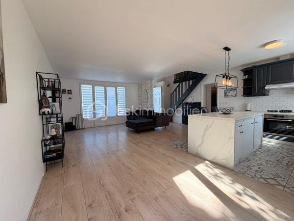 Située au cœur du très RECHERCHÉ quartier de LA VERVILLE, cette maison de type Levitt, mitoyenne d'un seul côté, offre une superficie GÉNÉREUSE de 139 m² au sol et séduira par ses beaux volumes, sa LUMINOSITÉ et son agencement parfaitement ADAPTÉ à une vie de famille.

Depuis l'entrée, vous découvrirez un BEL espace salon-séjour LUMINEUX grâce à sa DOUBLE EXPOSITION, ouvert sur une cuisine CONVIVIALE, créant un espace de vie CHALEUREUX et FONCTIONNEL.
Le rez-de-chaussée comprend 3 BELLES chambres, dont une suite parentale avec sa salle de bain MODERNE entièrement carrelée effet marbre et une servant actuellement de dressing. Une seconde salle d'eau avec WC complète ce niveau.

À l'étage, une mezzanine dessert une quatrième chambre bénéficiant de sa propre salle de bains et de son WC, offrant un espace idéal pour recevoir famille et amis ou aménager un espace INDÉPENDANT.

À l'extérieur, vous profiterez d'un agréable jardin, parfait pour les repas en terrasse, les moments de détente ou les jeux des enfants, dans un environnement calme et recherché. À l'avant de la maison, vous pourrez profiter également d'un espace vert avec terrasse pour profiter pleinement du soleil. 

Les + : Garage, 2 places de parking extérieur, Double vitrage. Écoles et commodités à proximité