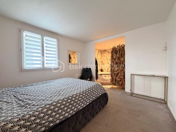 Située au cœur du très RECHERCHÉ quartier de LA VERVILLE, cette maison de type Levitt, mitoyenne d'un seul côté, offre une superficie GÉNÉREUSE de 139 m² au sol et séduira par ses beaux volumes, sa LUMINOSITÉ et son agencement parfaitement ADAPTÉ à une vie de famille.

Depuis l'entrée, vous découvrirez un BEL espace salon-séjour LUMINEUX grâce à sa DOUBLE EXPOSITION, ouvert sur une cuisine CONVIVIALE, créant un espace de vie CHALEUREUX et FONCTIONNEL.
Le rez-de-chaussée comprend 3 BELLES chambres, dont une suite parentale avec sa salle de bain MODERNE entièrement carrelée effet marbre et une servant actuellement de dressing. Une seconde salle d'eau avec WC complète ce niveau.

À l'étage, une mezzanine dessert une quatrième chambre bénéficiant de sa propre salle de bains et de son WC, offrant un espace idéal pour recevoir famille et amis ou aménager un espace INDÉPENDANT.

À l'extérieur, vous profiterez d'un agréable jardin, parfait pour les repas en terrasse, les moments de détente ou les jeux des enfants, dans un environnement calme et recherché. À l'avant de la maison, vous pourrez profiter également d'un espace vert avec terrasse pour profiter pleinement du soleil. 

Les + : Garage, 2 places de parking extérieur, Double vitrage. Écoles et commodités à proximité