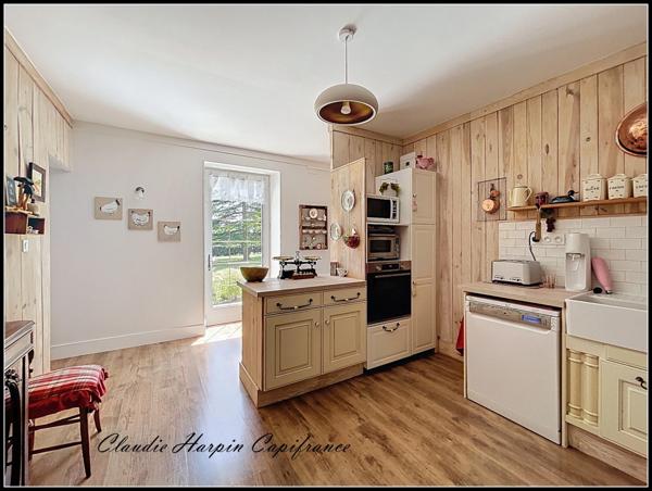 Maison à vendre 8 pièces AIRVAULT (79) - terrain 2769 m² - 5 ch - mare -288 m² habitable